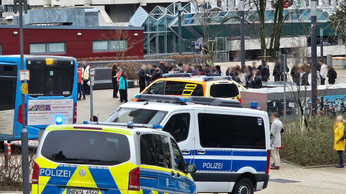 Útok nožem na německém gymnáziu: Nejméně čtyři zranění, žáci se zabarikádovali ve třídách